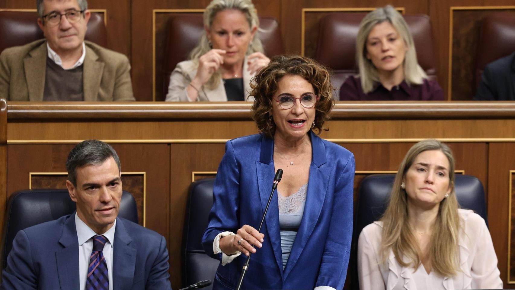 La vicepresidenta primera y ministra de Hacienda, María Jesús Montero, hoy en la sesión de control.