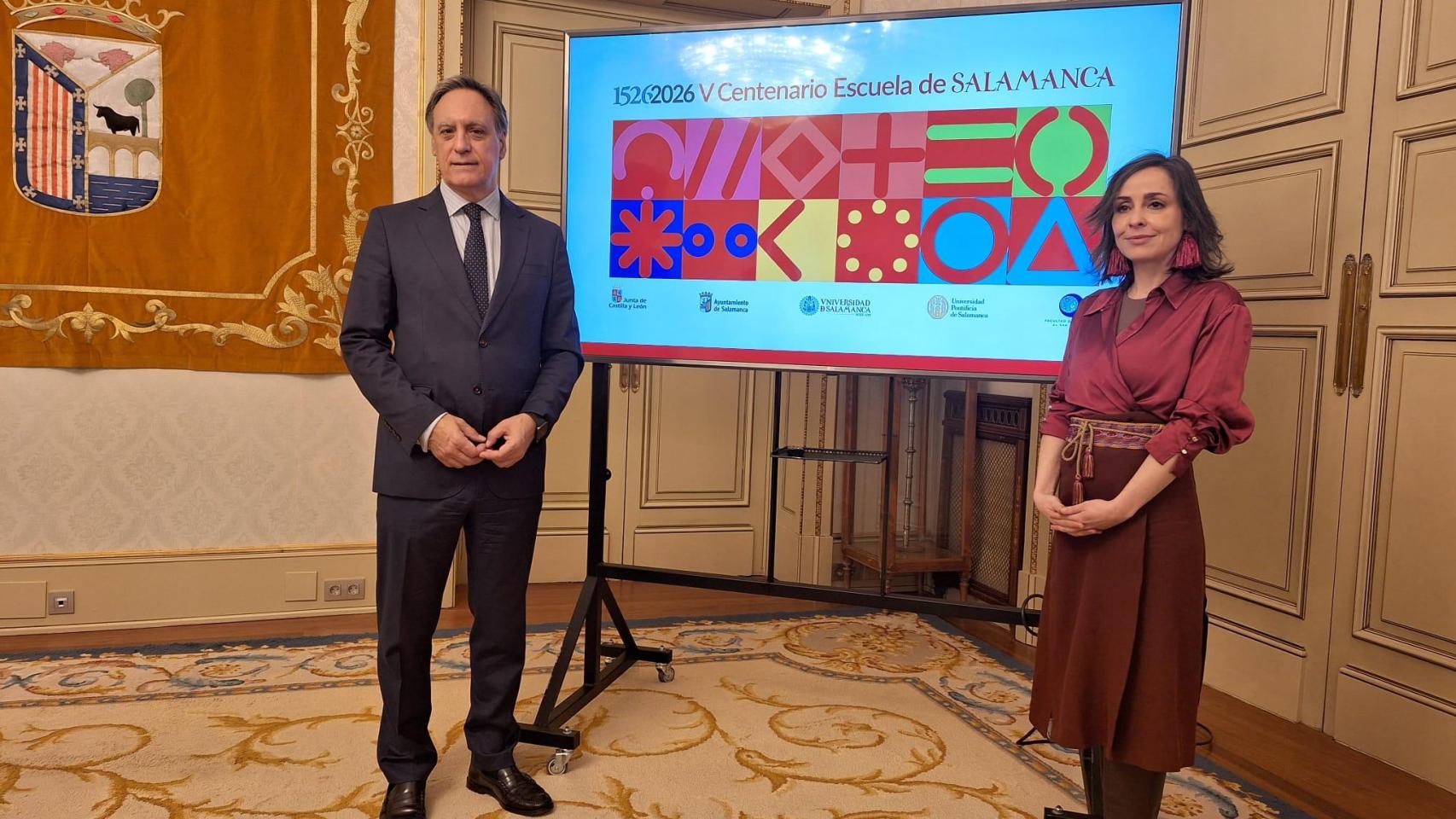 El alcalde, Carlos García Carbayo acompañado por la concejala, Carmen Seguín.