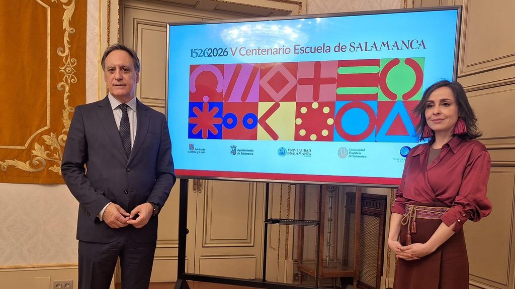 El alcalde, Carlos García Carbayo acompañado por la concejala, Carmen Seguín.