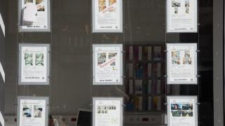 Anuncios de pisos en venta en una inmobiliaria.