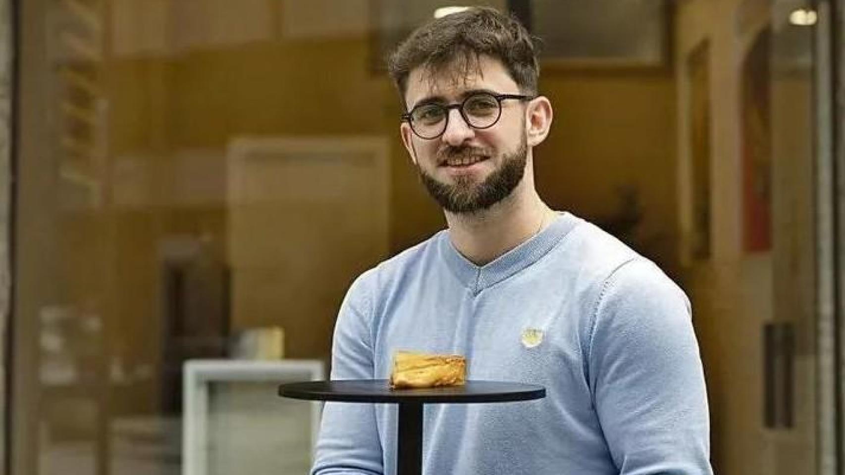Anxo Suárez con un trozo de tarta de queso de su marca, Suarezcake.