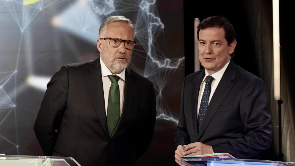 El candidato de Vox, Carlos Pollán, y el presidente de la Junta en funciones y candidato del PP a la reelección, Alfonso Fernández Mañueco, en el debate electoral del pasado 10 de marzo