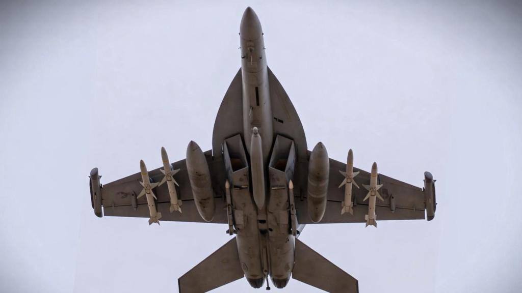 Un EA-18G Growler en una configuración poco común.