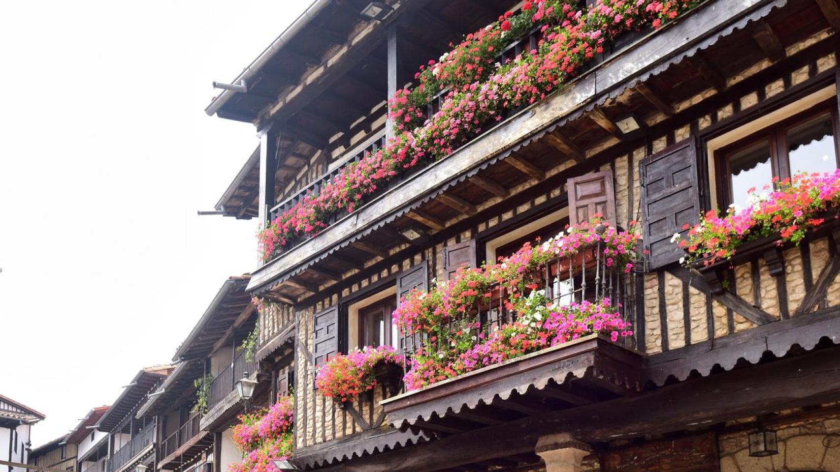 Imagen de unos balcones en La Alberca, Samanca.