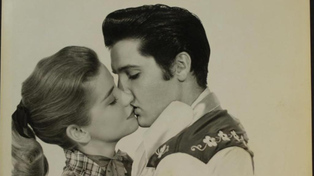 Hart junto a Elvis Presley en el largometraje 'Loving You' de 1957.