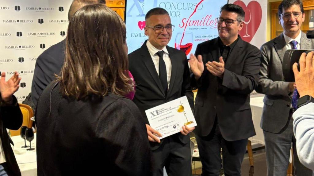 Diego recogiendo su galardón como mejor sumiller de Castilla-La Mancha.