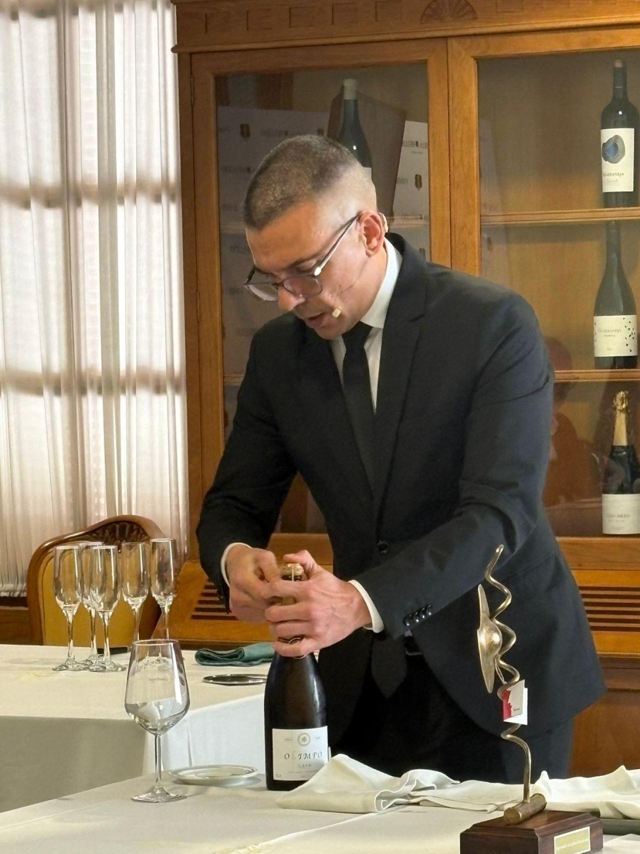 Diego abriendo un vino durante la competición.