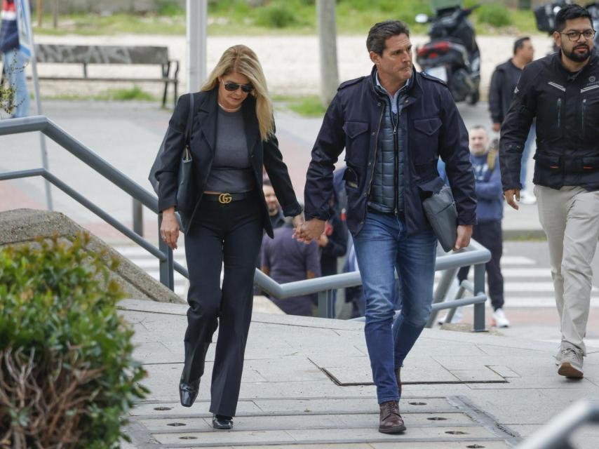 Makoke, junto a su pareja, Gonzalo Fernández, a la salida de los juzgados de la Audiencia Provincial.
