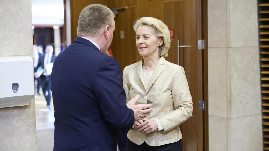 La presidenta Ursula von der Leyen conversa con el comisario de Justicia, Michael McGrath, responsable del 28 régimen, durante la reunión del colegio de comisarios este miércoles en Bruselas