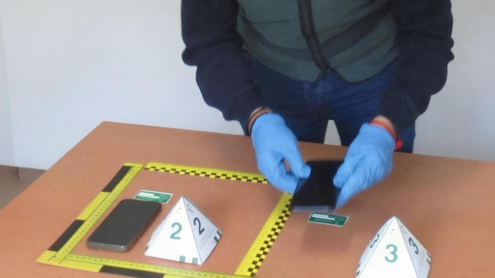 Dos de los móviles intervenidos en la operación en Alicante.