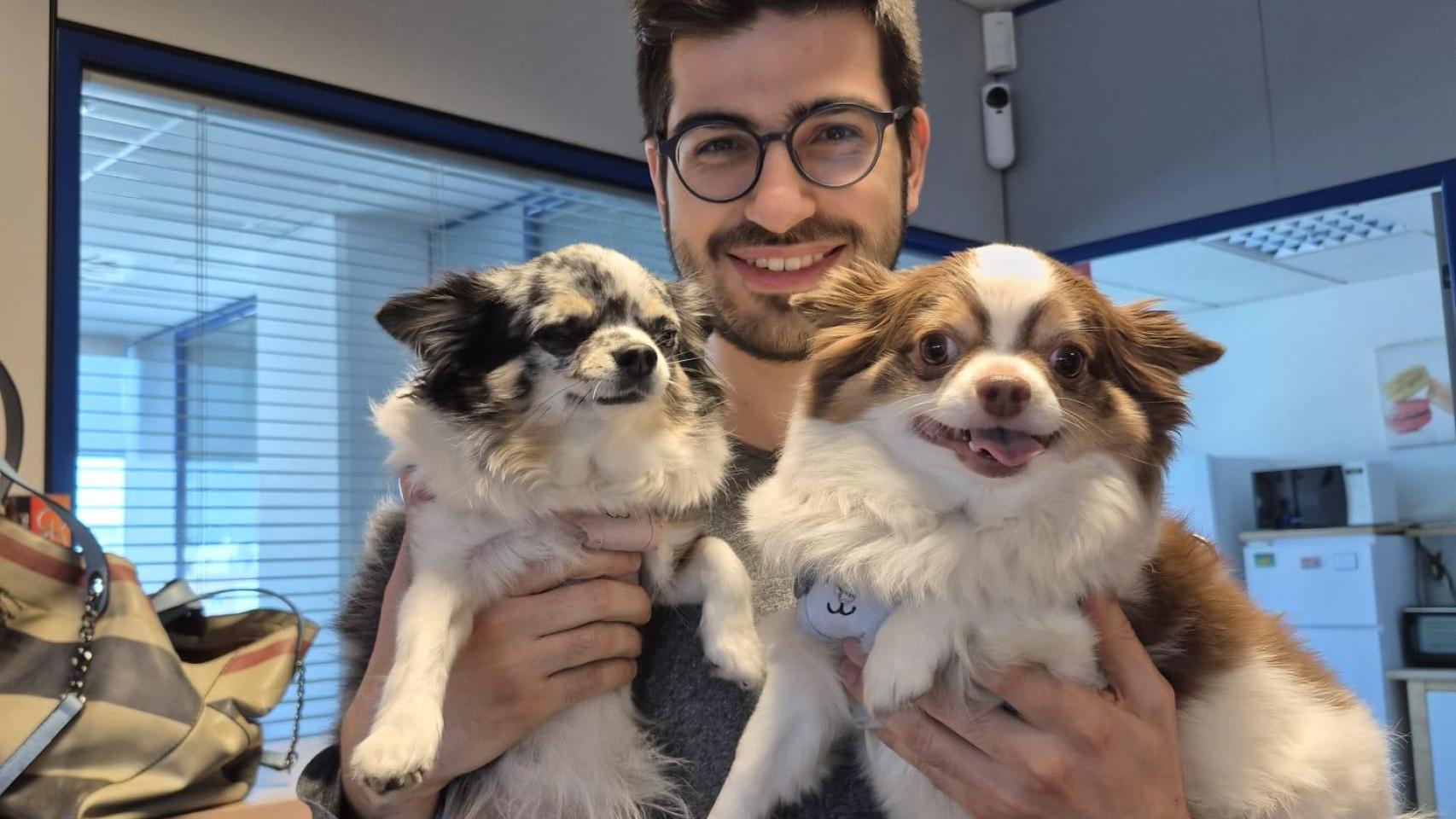 Henryk Riba con dos perros.