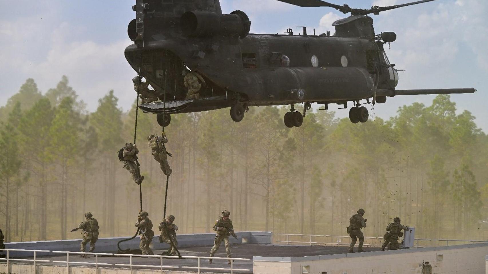 Efectivos de los Rangers descienden de un MH-47 Chinook en un ejercicio.