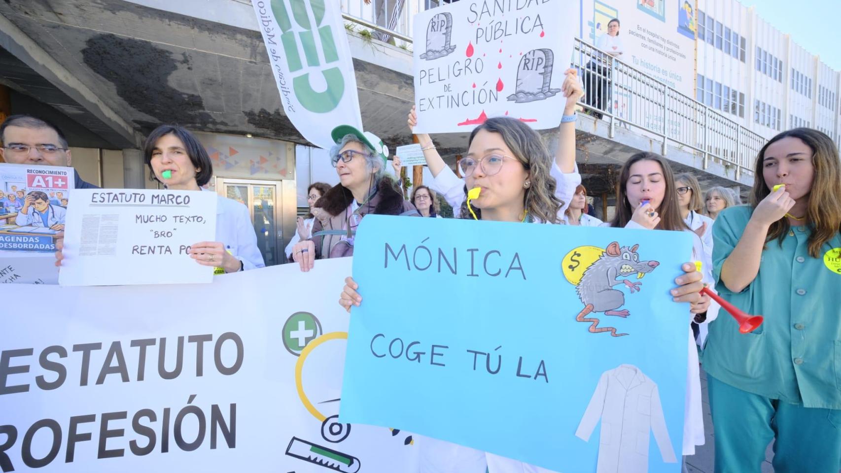 Concentración de médicos a las puertas del Hospital Universitario Miguel Servet de Zaragoza