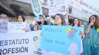 Concentración de médicos a las puertas del Hospital Universitario Miguel Servet de Zaragoza