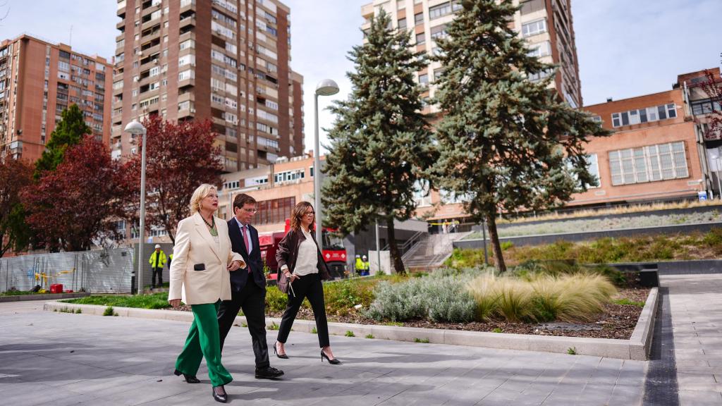 El alcalde de Madrid, José Luis Martínez-Almeida, acompañado de la delegada de Obras y Equipamientos, Paloma García Romero, y la concejala de Tetuán, Paula Gómez-Angulo, ha presentado el proyecto básico para la remodelación de AZCA, este miércoles.