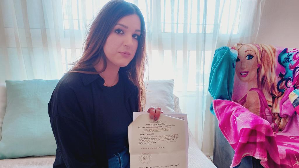 Eloísa, este miércoles, posando con la orden de desahucio del dúplex que alquiló en Sangonera la Verde.