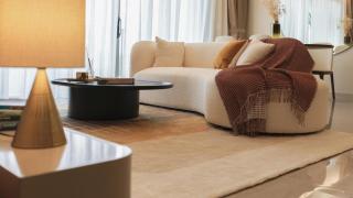 Sala de estar moderna con una lámpara de mesa.