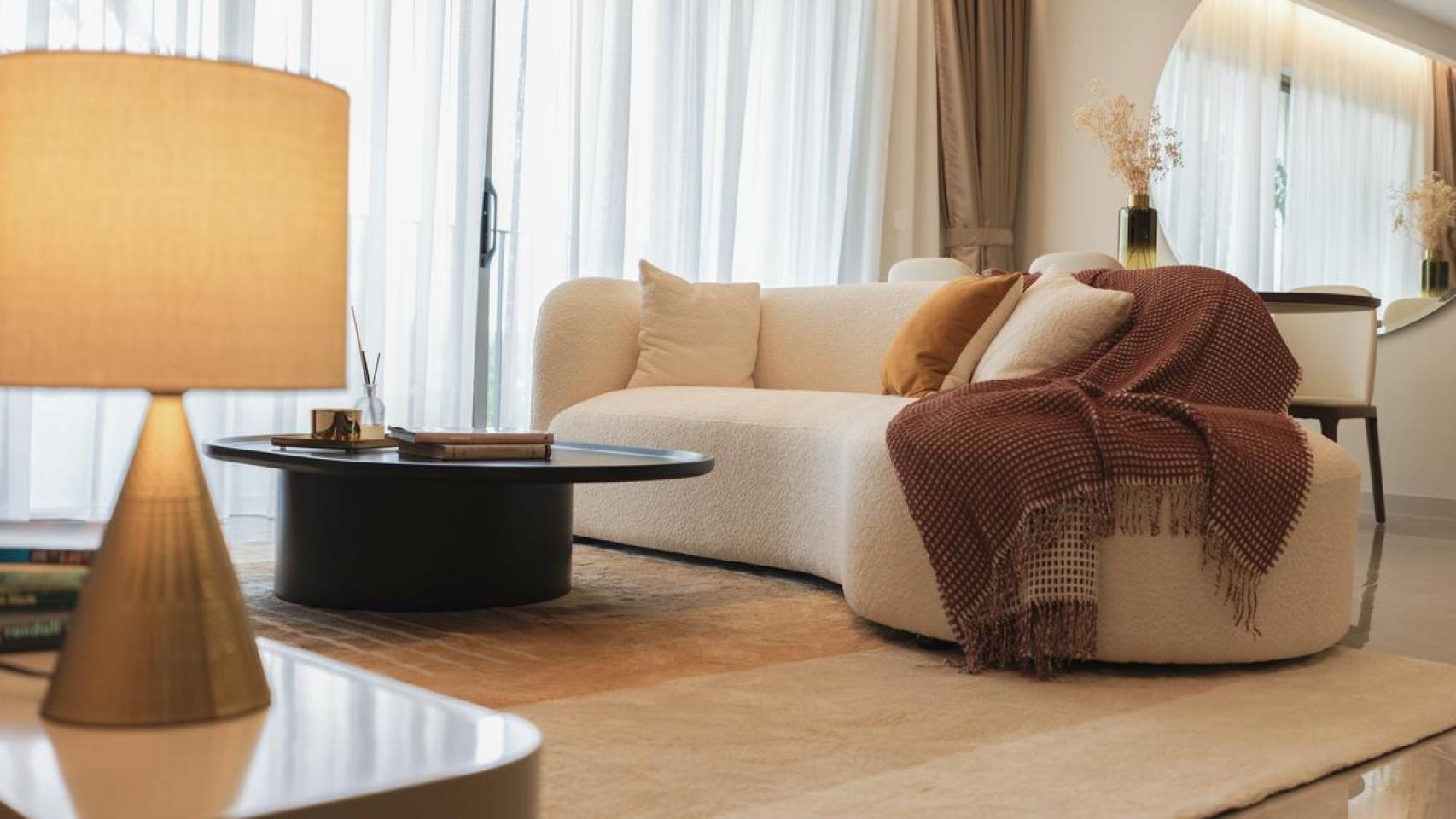 Sala de estar moderna con una lámpara de mesa.