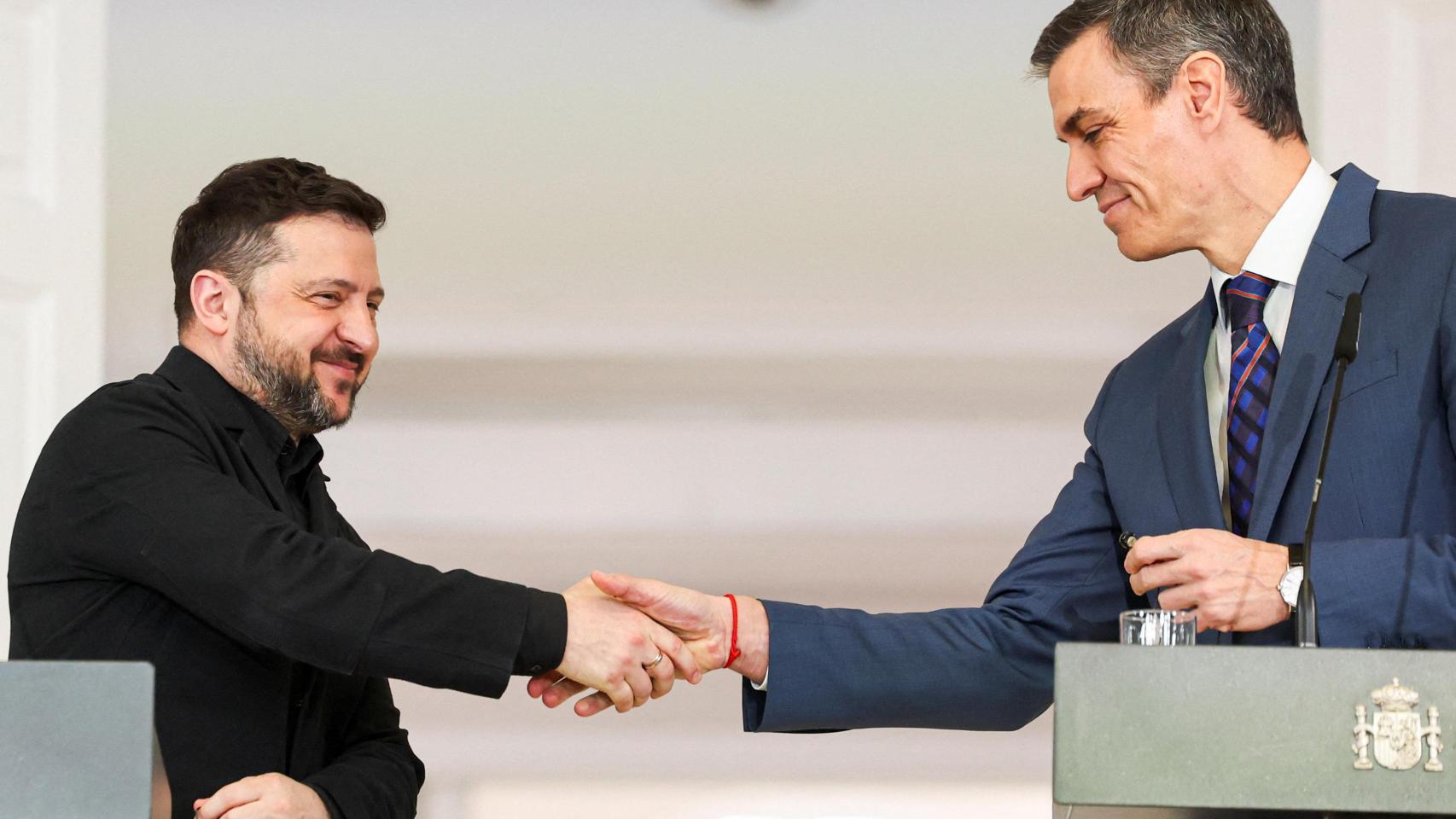 Zelenski estrecha la mano de Sánchez durante la comparecencia ante los medios en Moncloa.