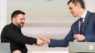 Zelenski estrecha la mano de Sánchez durante la comparecencia ante los medios en Moncloa.
