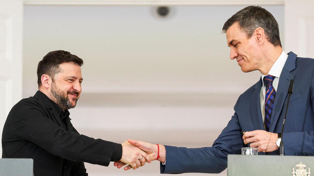 Zelenski estrecha la mano de Sánchez durante la comparecencia ante los medios en Moncloa.