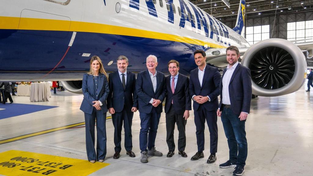 El equipos de Ryanair justo al alcald e Madrid en el nuevo hangar de la aerolínea en Barajas presentado el 18 de marzo de 2026.