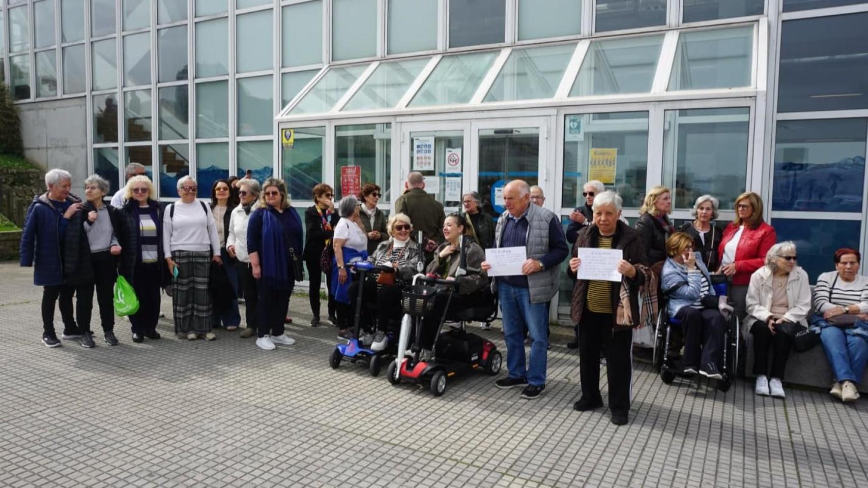 Concentración de usuarios de la piscina de Riazor este miércoles.