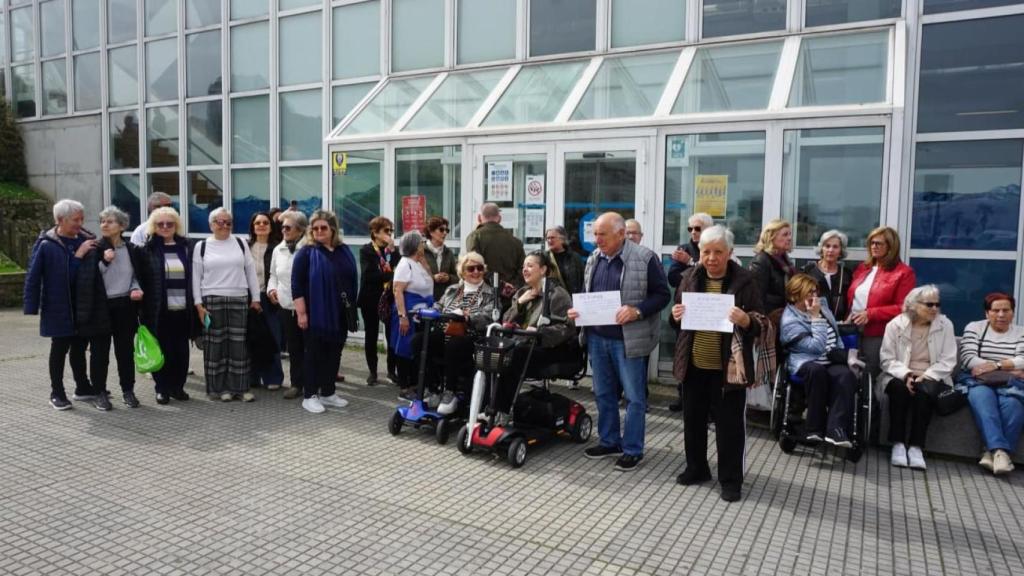 Concentración de usuarios de la piscina de Riazor este miércoles.