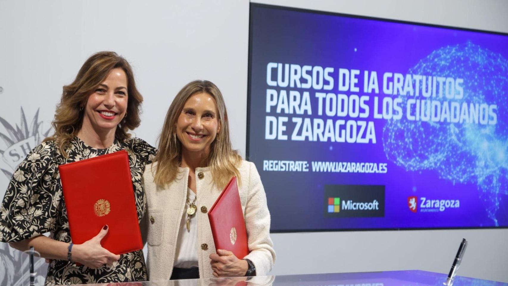La alcaldesa de Zaragoza, Natalia Chueca, junto a la directora de Capacitación en IA de Microsoft España, Sonia Marzo.