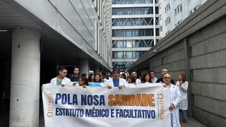 Multitudinaria concentración de médicos en el CHUAC de A Coruña