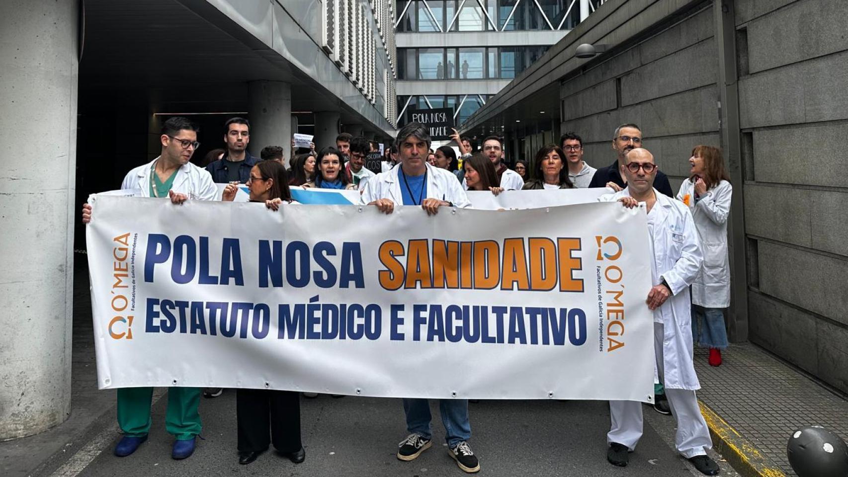 Multitudinaria concentración de médicos en el CHUAC de A Coruña