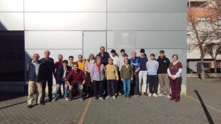 Mayores y alumnos de la USAL con el alcalde de Santa Marta de Tormes (Salamanca), David Mingo.