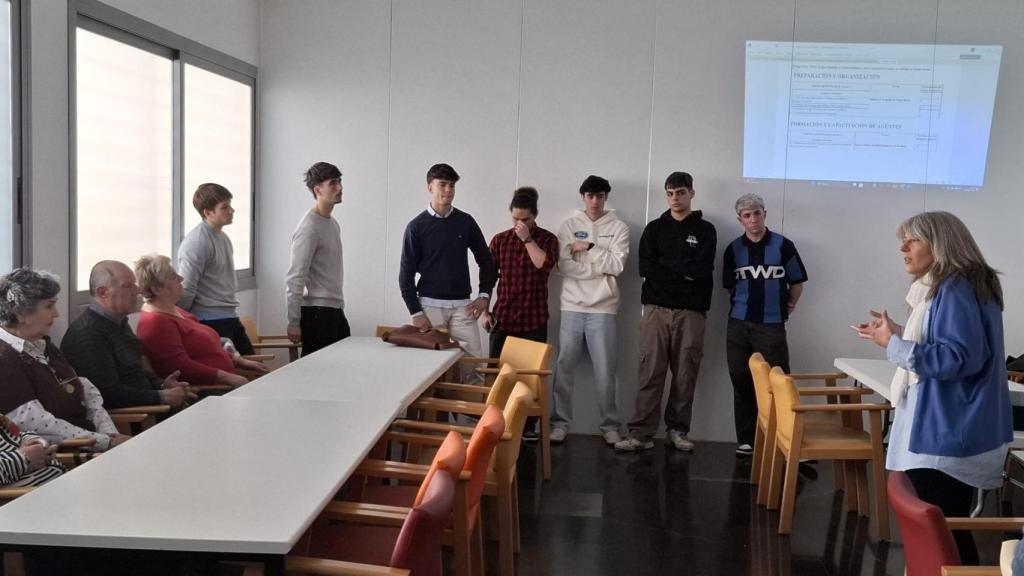 Alumnos de la USAL con los mayores de Santa Marta.