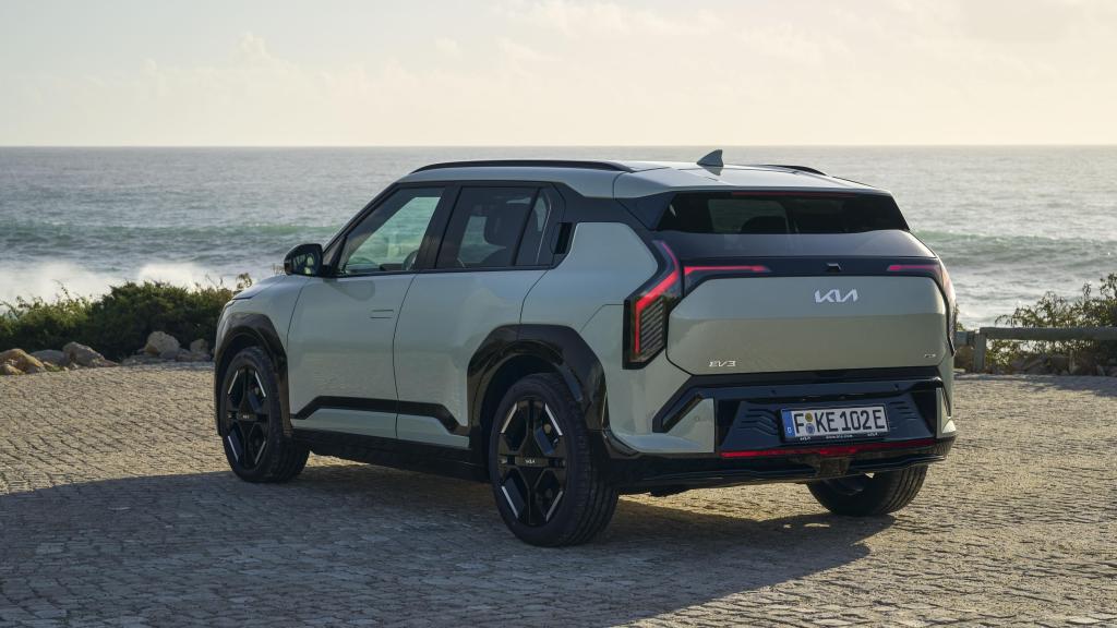 El Kia EV3 destaca por un diseño moderno y atractivo con proporciones compactas y dinámicas.