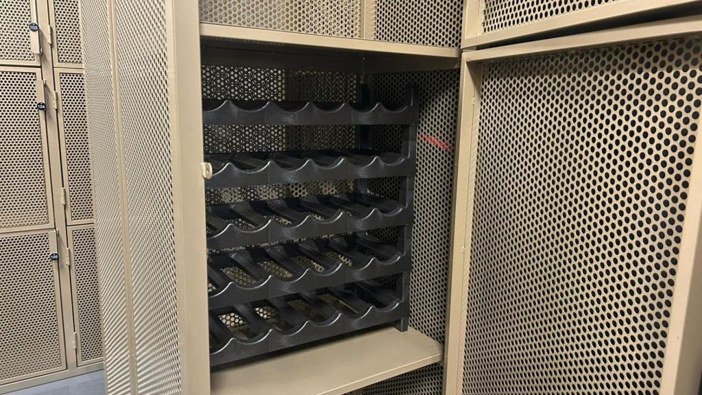 Botellero dentro del espacio para depositar y conservar vino.