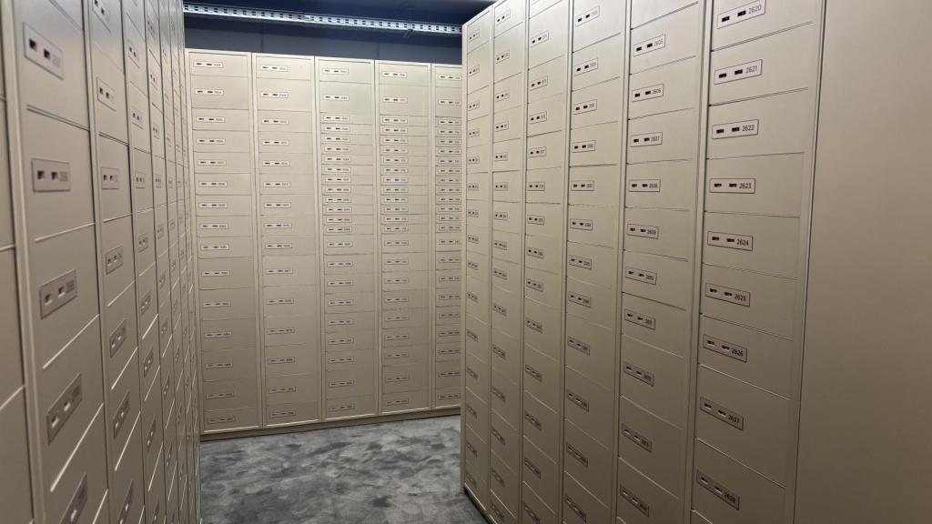 Pasillos dentro de la cámara acorazada con diferentes cajas.