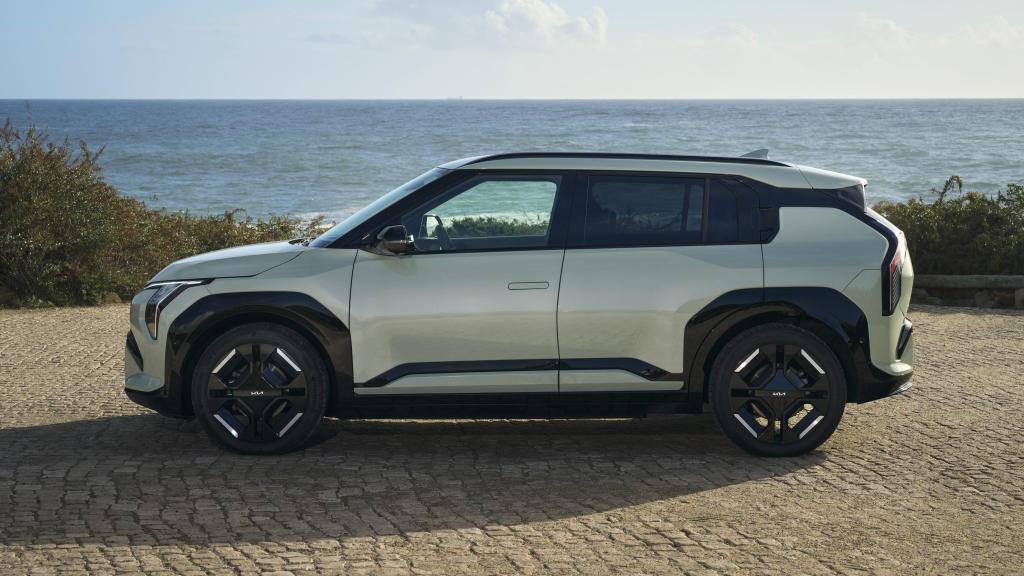 El Kia EV3 tiene una gran anchura y distancia entre ejes, lo que le permite contar con una gran habitabilidad en el interior.