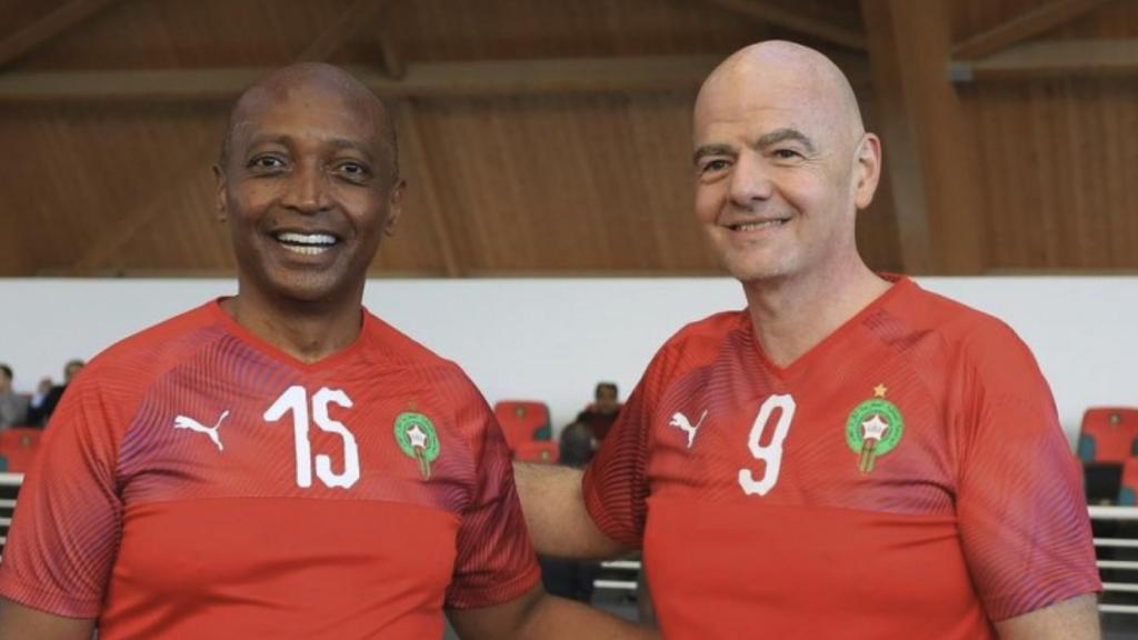 Patrice Motsepe, presidente de la CAF, y Gianni Infantino, presidente de FIFA, vestidos con la camiseta de Marruecos