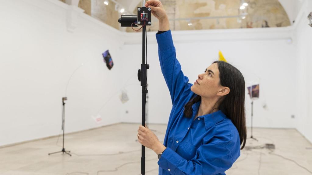 Núria Fuster at the moment of the assembly. Photo: Patio Herreriano Museum