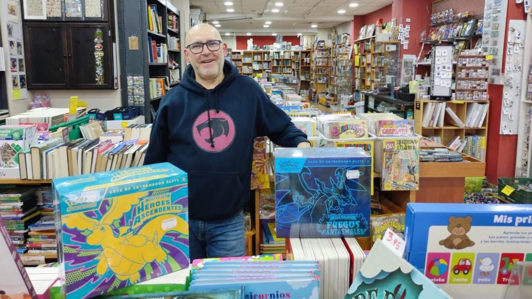 Fernando López, con cajas de Pokemon en primer término, en su tienda El Baúl de los Recuerdos en A Coruña.