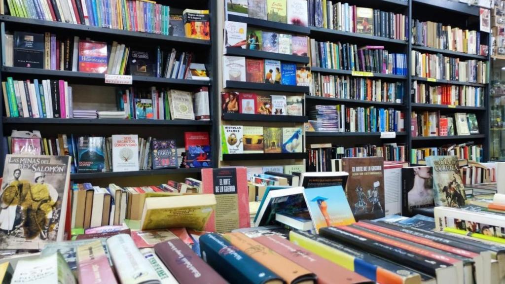 Libros en mesas y estanterías en El Baúl de los Recuerdos de la ronda de Outeiro.