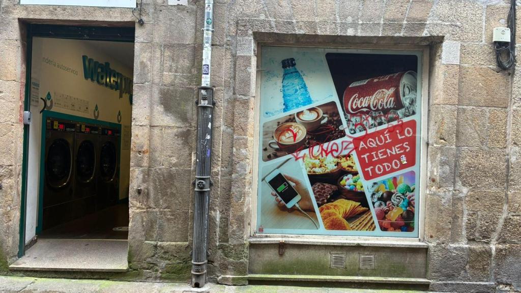 Lavadería autoservicio y tienda de autoservicio en el casco histórico de Santiago