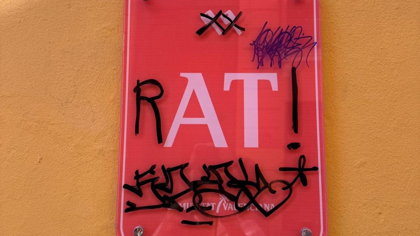 Cartel de apartamento turístico vandalizado. EE