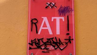 Cartel de apartamento turístico vandalizado. EE
