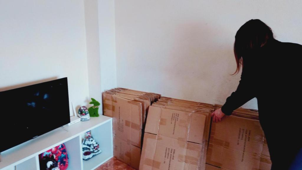 Eloísa, este miércoles, con varias cajas de cartón donde meterá sus pertenencias y las de sus hijos.