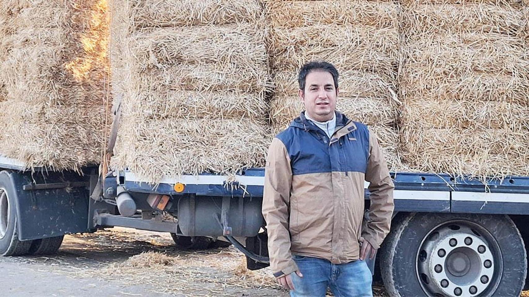 Raúl Díaz junto a uno de los camiones de su empresa.