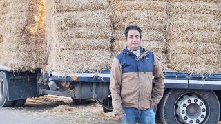 Raúl Díaz junto a uno de los camiones de su empresa.