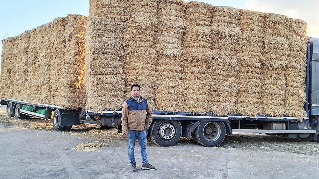 Imagen de Raúl Díaz junto a sus camiones.
