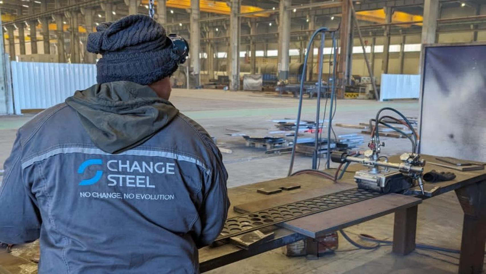 Un trabajador de la empresa portuguesa Change Steel en la localidad berciana de Ponferrada