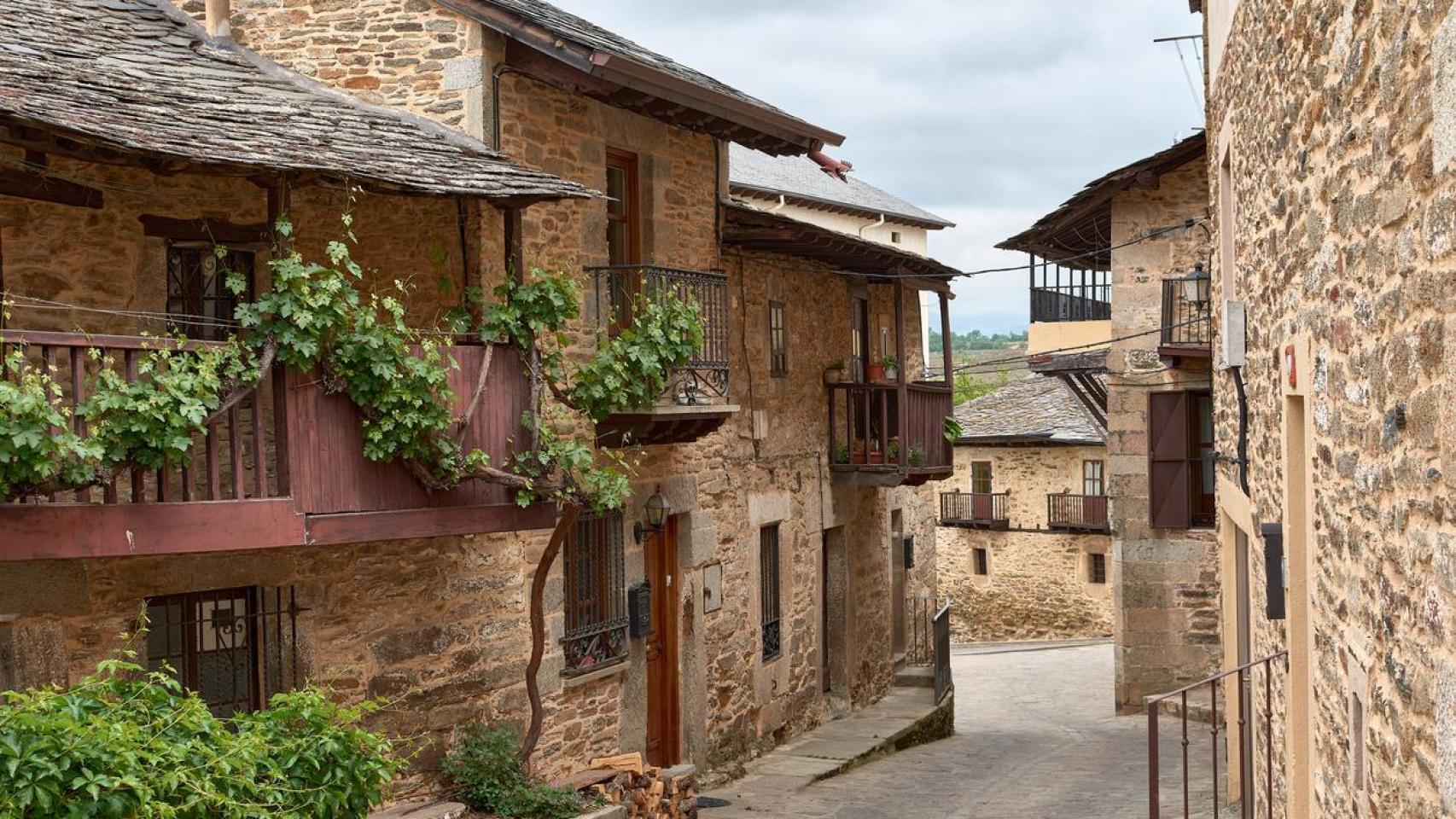 Casas de piedra restauradas en un pueblo.